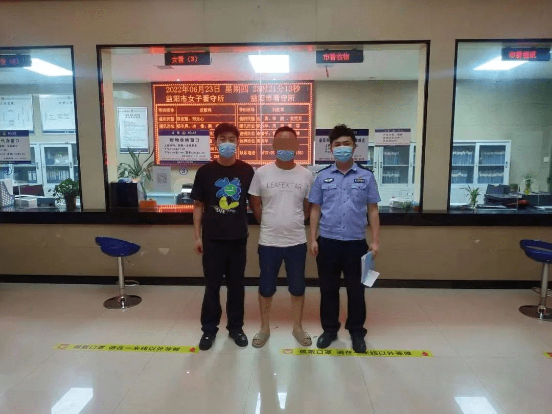 男子给陌生人敬酒未被回敬就殴打对方 成功把自己送进去了！ 