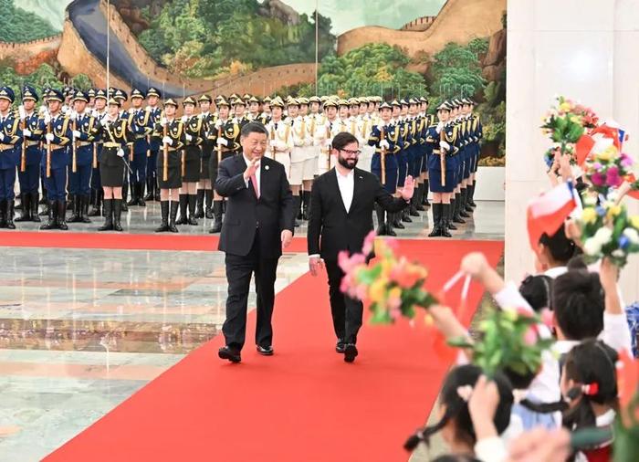 ·10月17日上午，国家主席习近平在北京人民大会堂同来华出席第三届“一带一路”国际合作高峰论坛并进行国事访问的智利总统博里奇举行会谈。会谈前，习近平在人民大会堂北大厅为博里奇举行欢迎仪式。新华社记者 岳月伟 摄