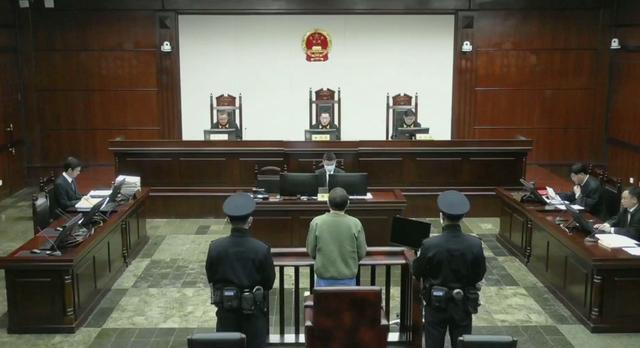 成都市中级人民法院作出一审判决