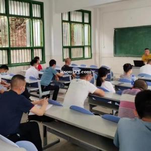 土建造价员的就业前景特别广阔，所以推荐大家来学习造价