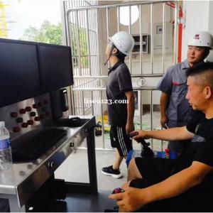 施工升降机司机经过培训，取得操作证，持证上岗