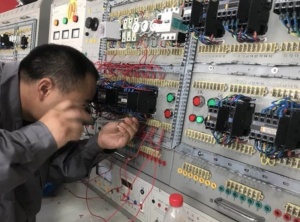 关于土建施工员的工资问题