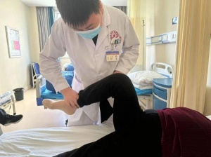 七旬老人告别膝痛困扰重获行走自由