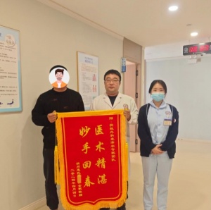 脊柱外科团队完成复杂脊柱手术，患者重拾行走之力