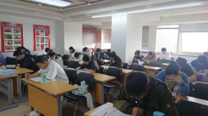 英语教材在网上能买到还需要报培训班吗 镇江瀚宣博大告诉你